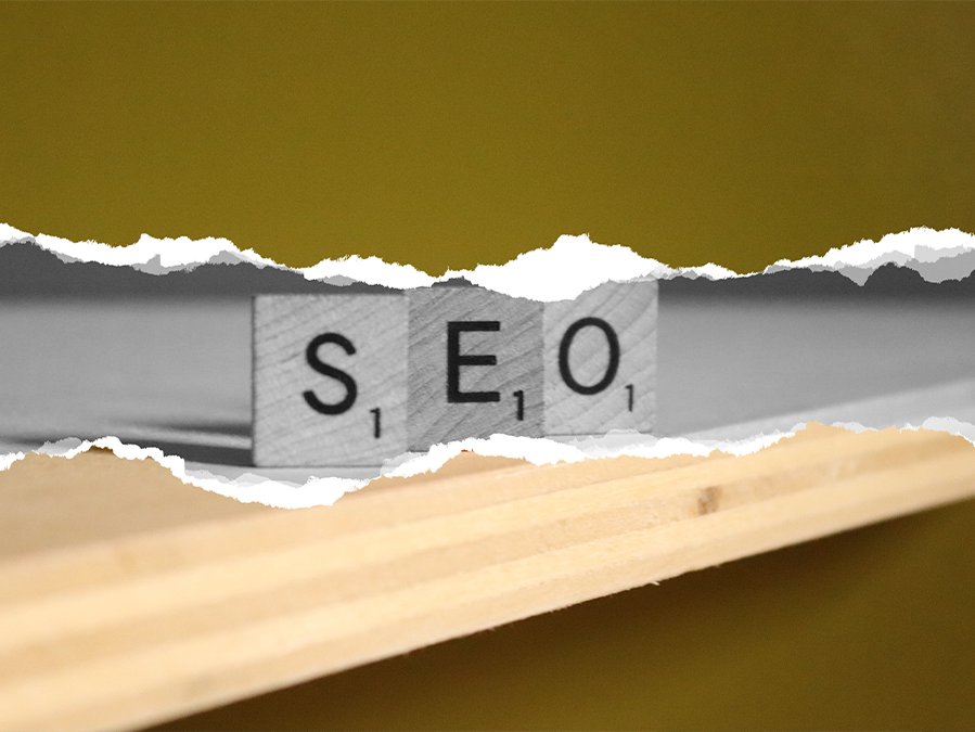 Papier déchiré avec SEO inscrit derrière
